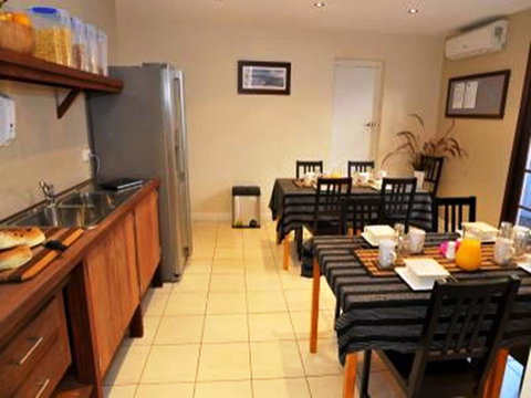 Waikiki Beach Bed And Breakfast - ACT Tourism 13