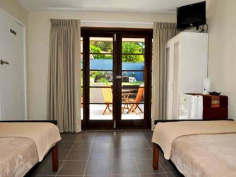 Waikiki Beach Bed And Breakfast - ACT Tourism 14