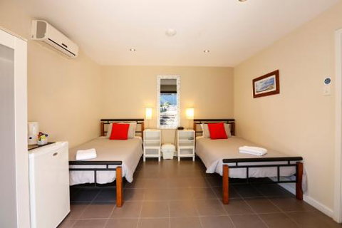 Waikiki Beach Bed And Breakfast - ACT Tourism 6