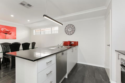 Perth Comfy Stays - ACT Tourism 14