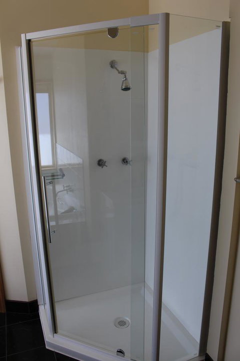 Tullah Lakeside Lodge - ACT Tourism 4