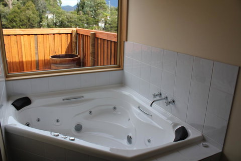 Tullah Lakeside Lodge - ACT Tourism 17