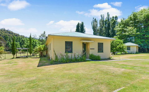 Giants Table And Cottages - ACT Tourism 3