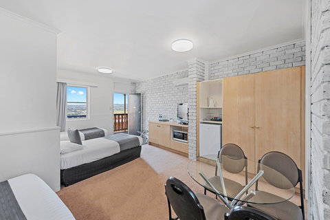 Coach House Launceston - ACT Tourism 9