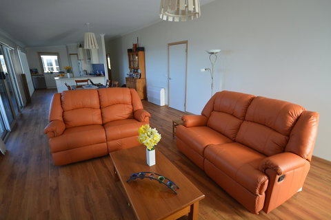 Seascape Beach House - ACT Tourism 5