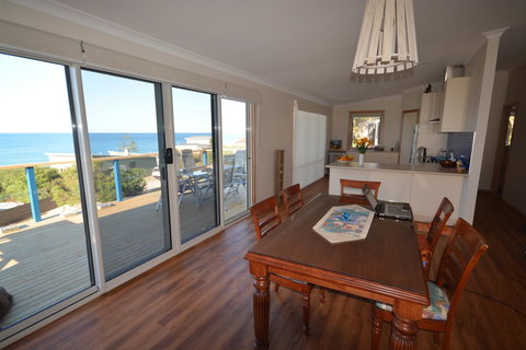Seascape Beach House - ACT Tourism 3