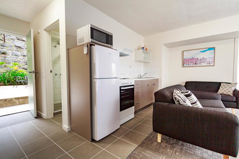 Adina Place Motel Apartments - ACT Tourism 16