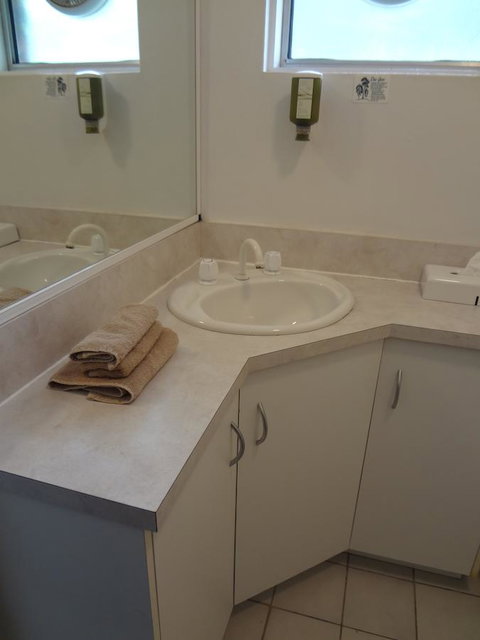 Adina Place Motel Apartments - ACT Tourism 24