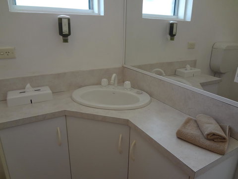 Adina Place Motel Apartments - ACT Tourism 31