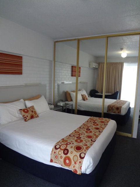 Adina Place Motel Apartments - ACT Tourism 28