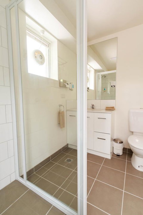 Adina Place Motel Apartments - ACT Tourism 3