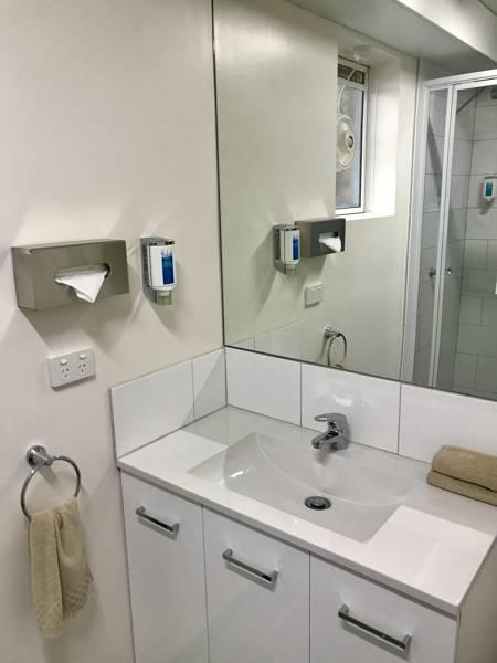 Adina Place Motel Apartments - ACT Tourism 9