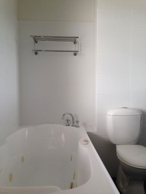 Auldington Hotel - ACT Tourism 44