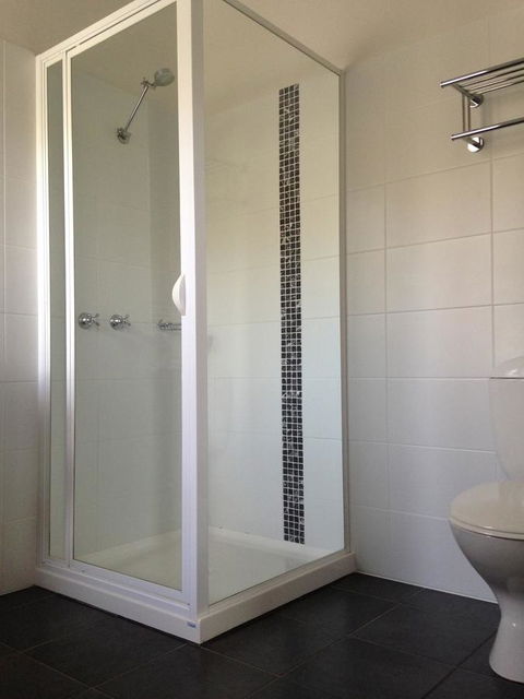 Auldington Hotel - ACT Tourism 18