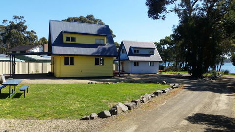 Four Seasons Waterfront Villas - ACT Tourism 9