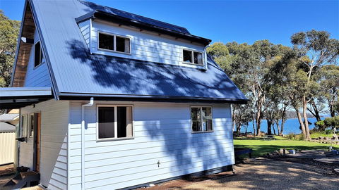 Four Seasons Waterfront Villas - ACT Tourism 1
