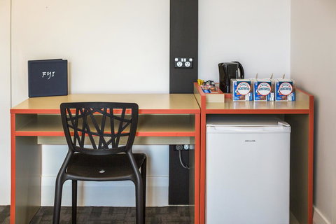 Nightcap At Regents Park Hotel - ACT Tourism 2