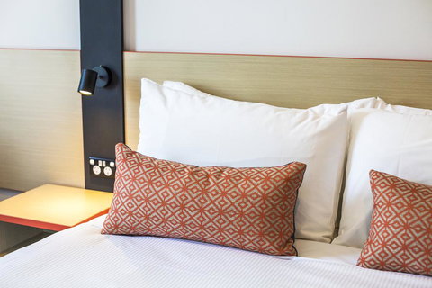 Nightcap At Regents Park Hotel - ACT Tourism 1