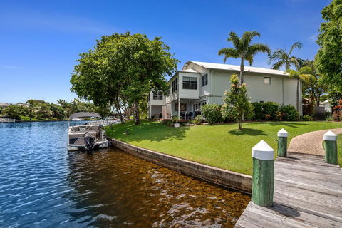Noosa Entrance 2 Bedroom - ACT Tourism 2