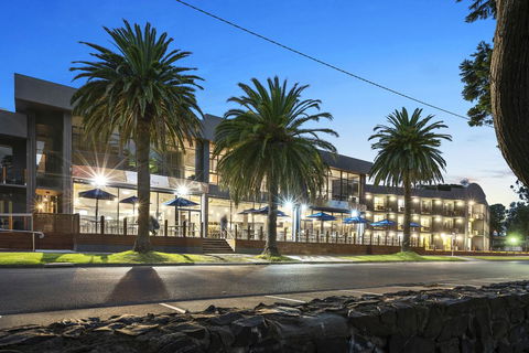 North Pier Hotel - ACT Tourism 0