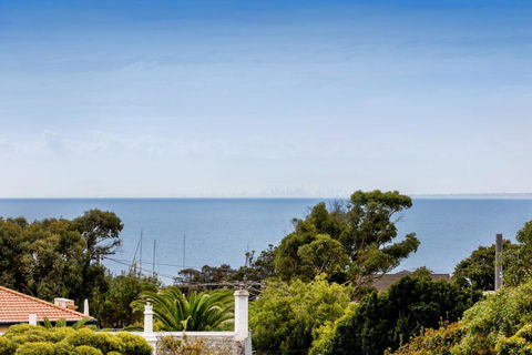 NORTH POINT RETREAT - MORNINGTON - ACT Tourism 1