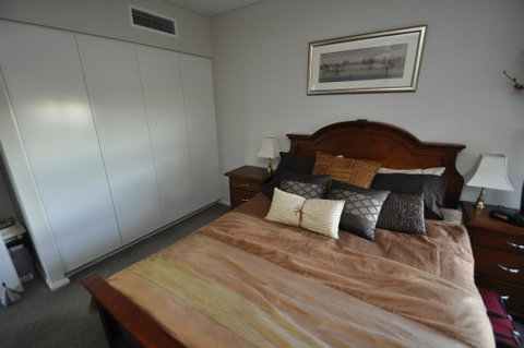 NORTH SYDNEY FULLY SELF CONTAINED MODERN 2 BED APARTMENT (16WAL) - ACT Tourism 2