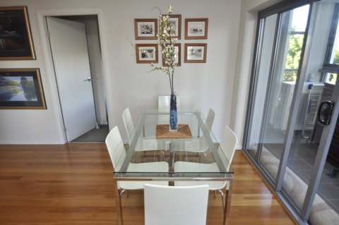 NORTH SYDNEY FULLY SELF CONTAINED MODERN 2 BED APARTMENT (16WAL) - ACT Tourism 1