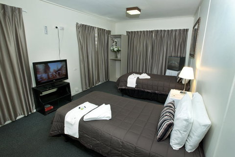 O'Sheas Windsor Hotel - ACT Tourism 0