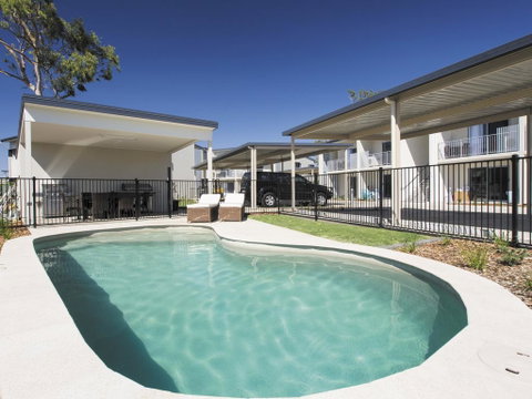 Oaks Middlemount Suites - ACT Tourism 0