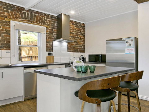Old Bank Stables - 3 Night Weekends For Price Of 2 - ACT Tourism 1