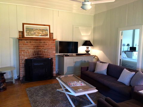 Old Schoolmaster's Cottage On The Barrington River - ACT Tourism 2
