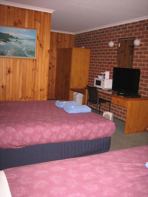 Orbost Country Road Motor Inn - ACT Tourism 3