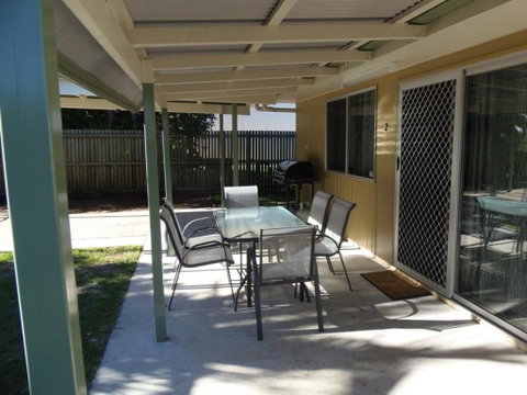 Palmgrove 2 - Rainbow Beach, Pet Friendly, Fully Fenced, Air Conditioned, Five Minutes To Beach - ACT Tourism 2