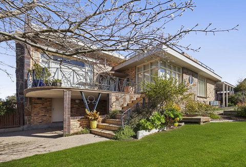 Paw Up Luxury Villa In Rye - ACT Tourism 1