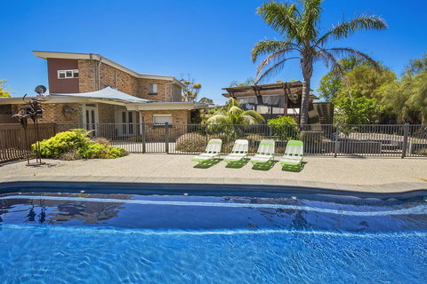 Paw Up Luxury Villa In Rye - ACT Tourism 0