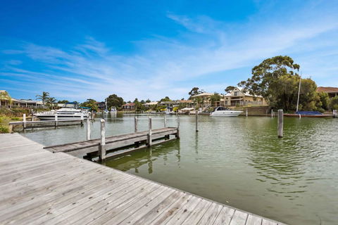 Pelican Brief - Relaxing Canal Frontage - ACT Tourism 1