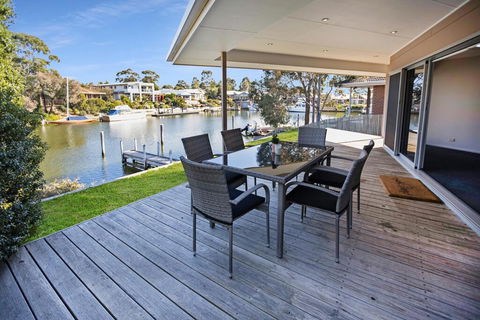 Pelican Brief - Relaxing Canal Frontage - ACT Tourism 3