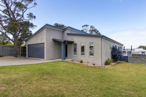 Pelican House - ACT Tourism 0