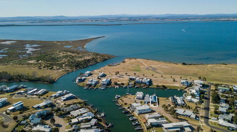 Pelican Landing - Stunning Lake King Views - ACT Tourism 0