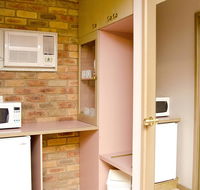 Pines Country Club Motor Inn