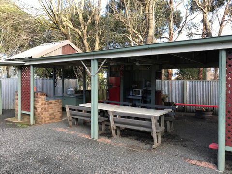 Pinewood Caravan Park - ACT Tourism 0