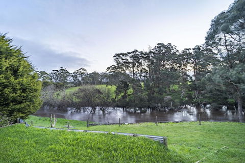 Platypus Waters B&B - ACT Tourism 3