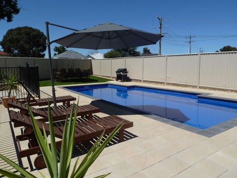 Ploughmans Motor Inn - ACT Tourism 0