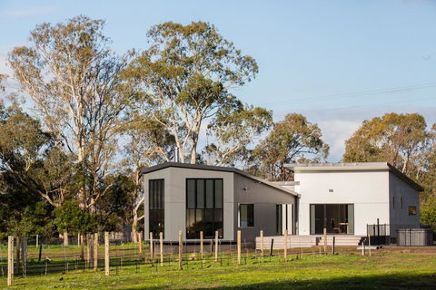Pomonal Estate Mt Cassell Villa - ACT Tourism 0