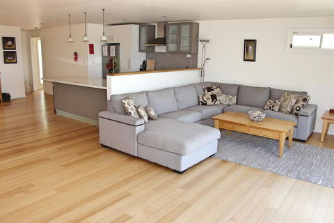 Quarterdeck Apartment - ACT Tourism 1