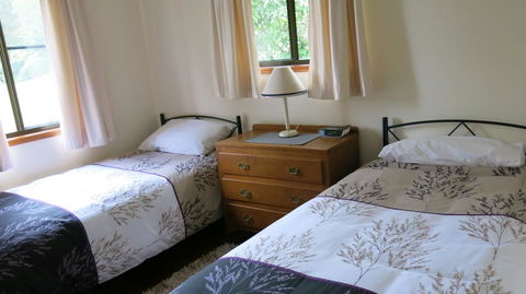 Ravensbourne Escape - Cedar Lodge - ACT Tourism 3