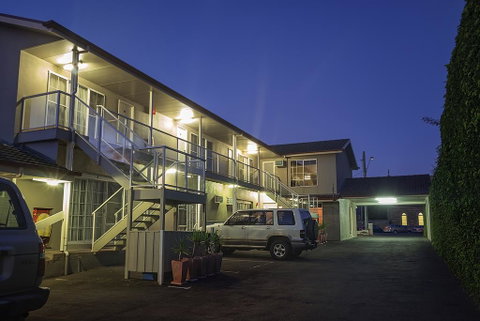 Redwood Manor Motel Apartments - ACT Tourism 1
