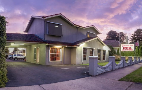 Redwood Manor Motel Apartments - ACT Tourism 0