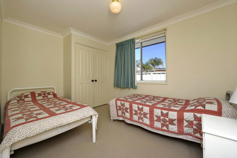 Reef Close, 1/2 - ACT Tourism 2
