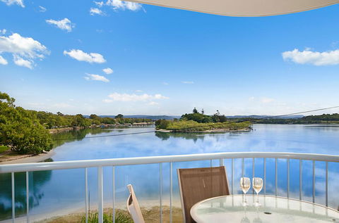 Reflections Holiday Apartments - ACT Tourism 0